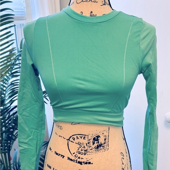 Long Sleeve Green Athletic Crop Top - Picture 3 of 10